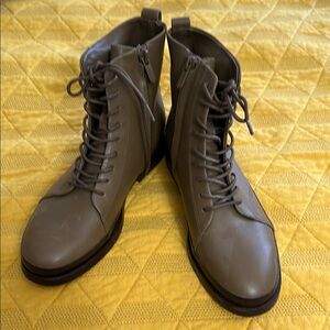 Woman’s Army Green with Brown Lace-Up Boots with side zippers size 36(6)